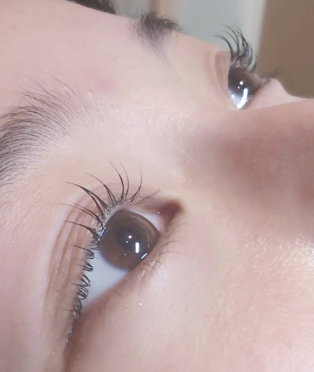 大分市のアイラッシュで、骨格に合わせた「似合わせ眉」を｡