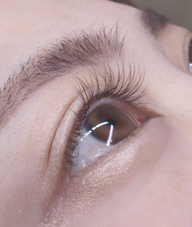 大分市のアイラッシュで、骨格に合わせた「似合わせ眉」を｡